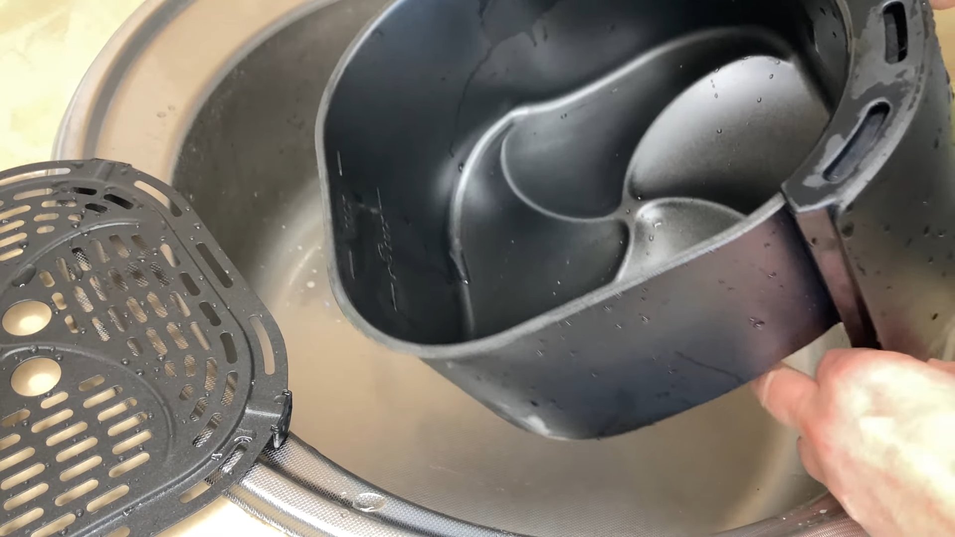 Kaffee und Spülmittel mischen