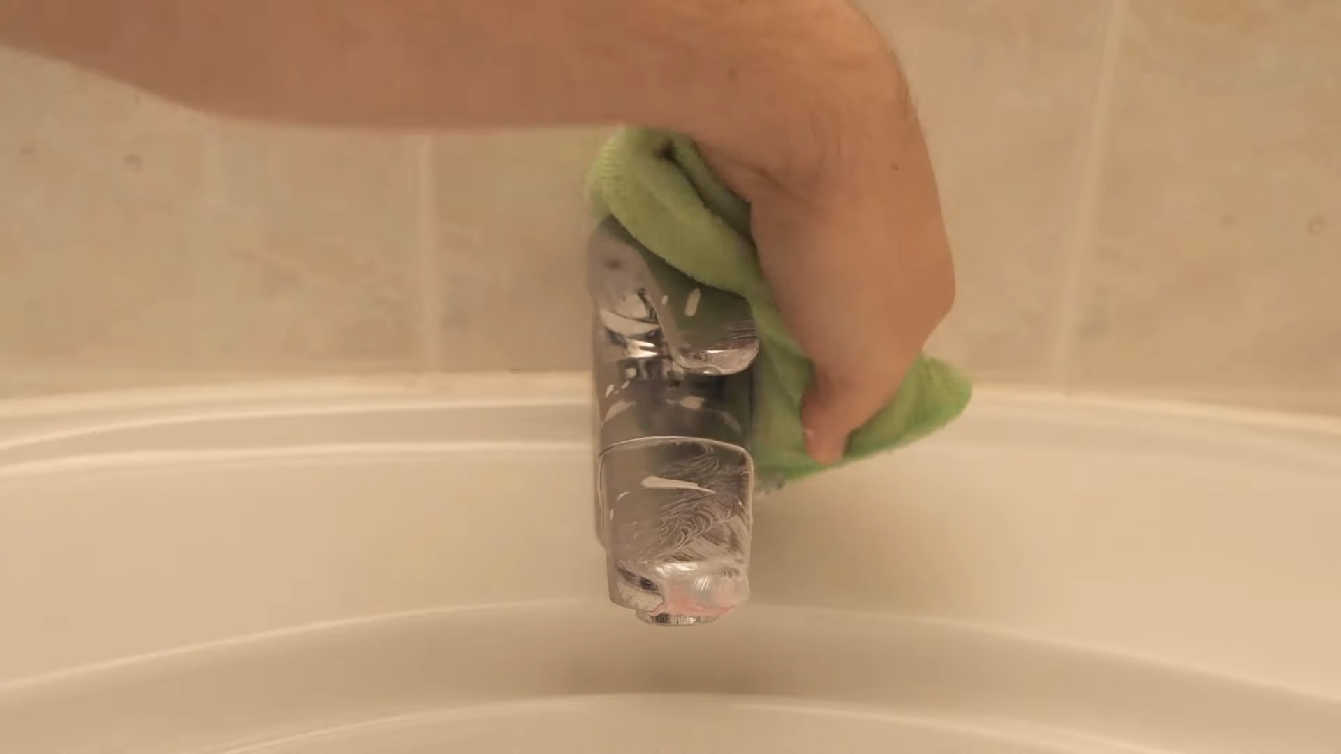 Zahnpasta für glänzende Wasserhähne
