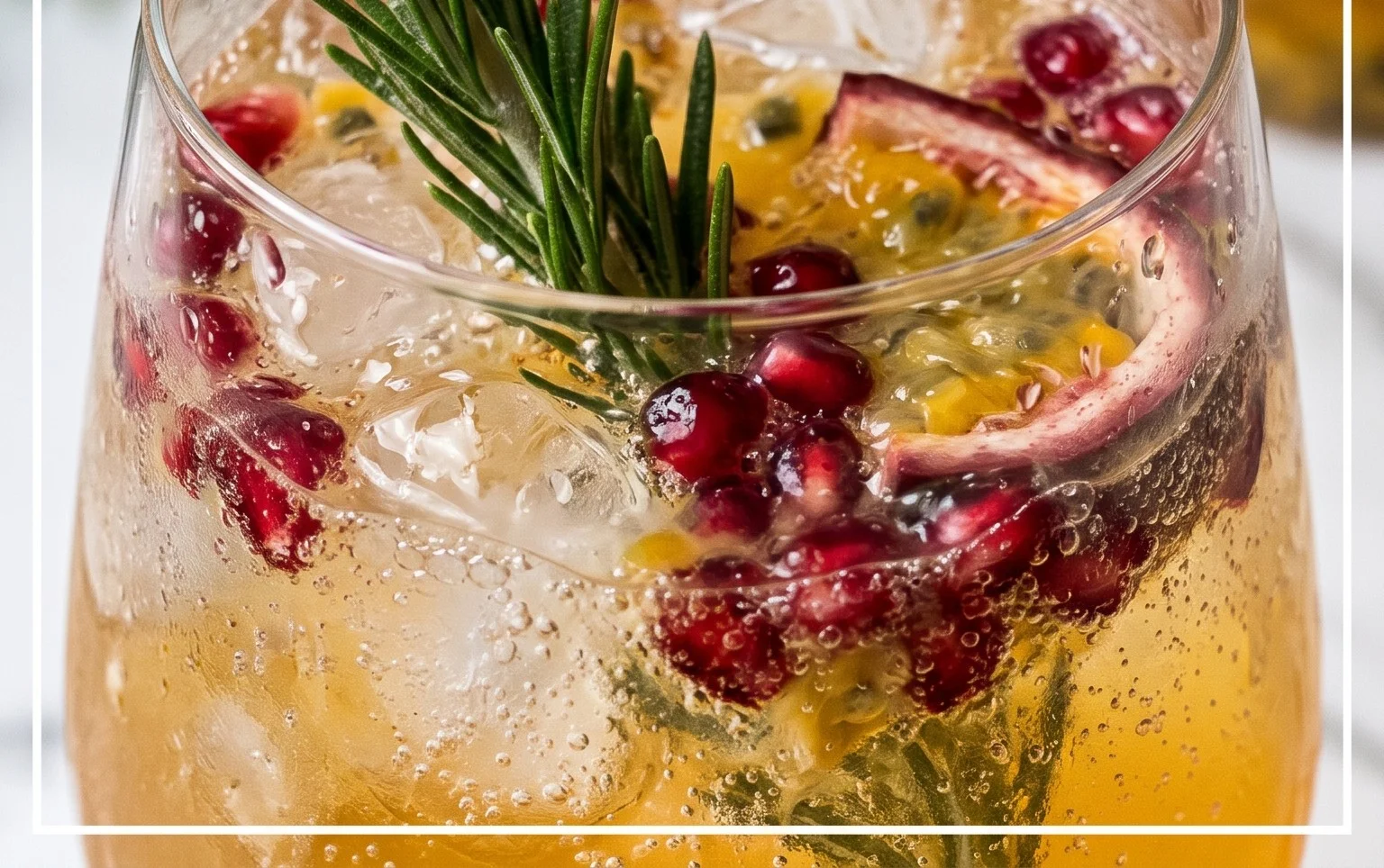 Leckerer Winter Spritz mit Maracuja-Sirup und Sparkling White Grape Juice